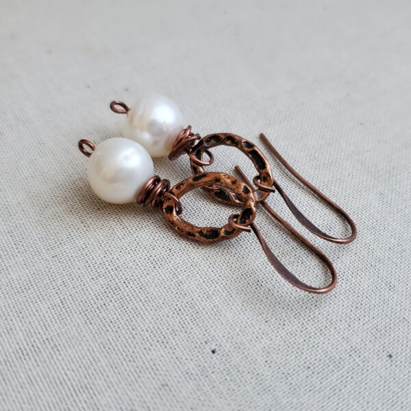 PEARL OF GREAT PRICE Copper Earrings with Hammered Ring and White Pearl (Short)