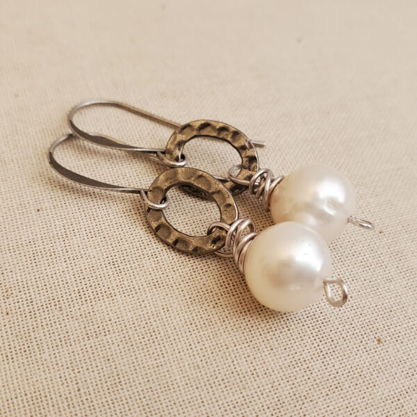 PEARL OF GREAT PRICE Silver Earrings With Hammered Ring and Pearl (Short)