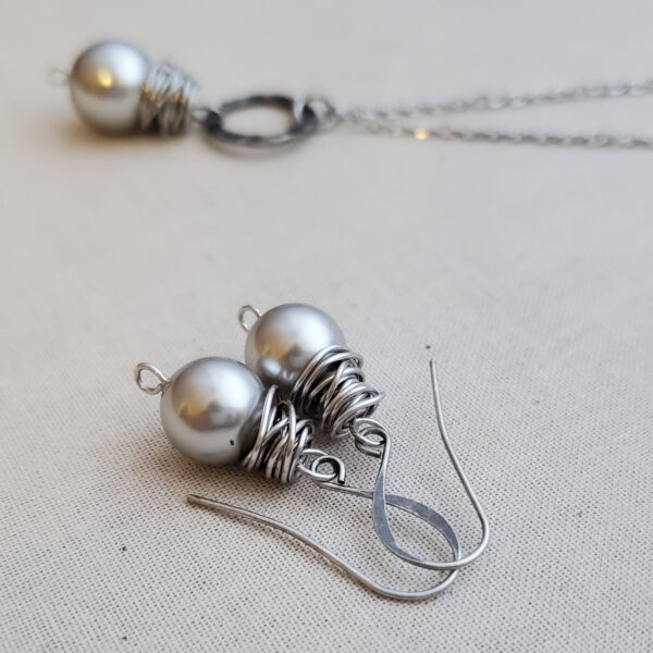 PEARL OF GREAT PRICE Silver Wire Wrap Earrings with Gray Pearl (Short)